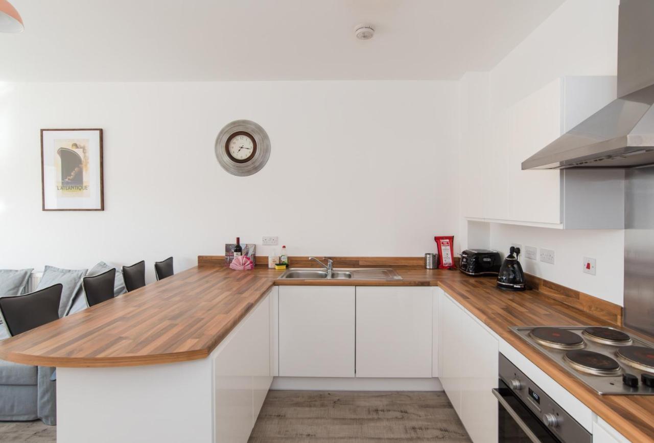 Raphael Heights Apartment Newport  Bagian luar foto