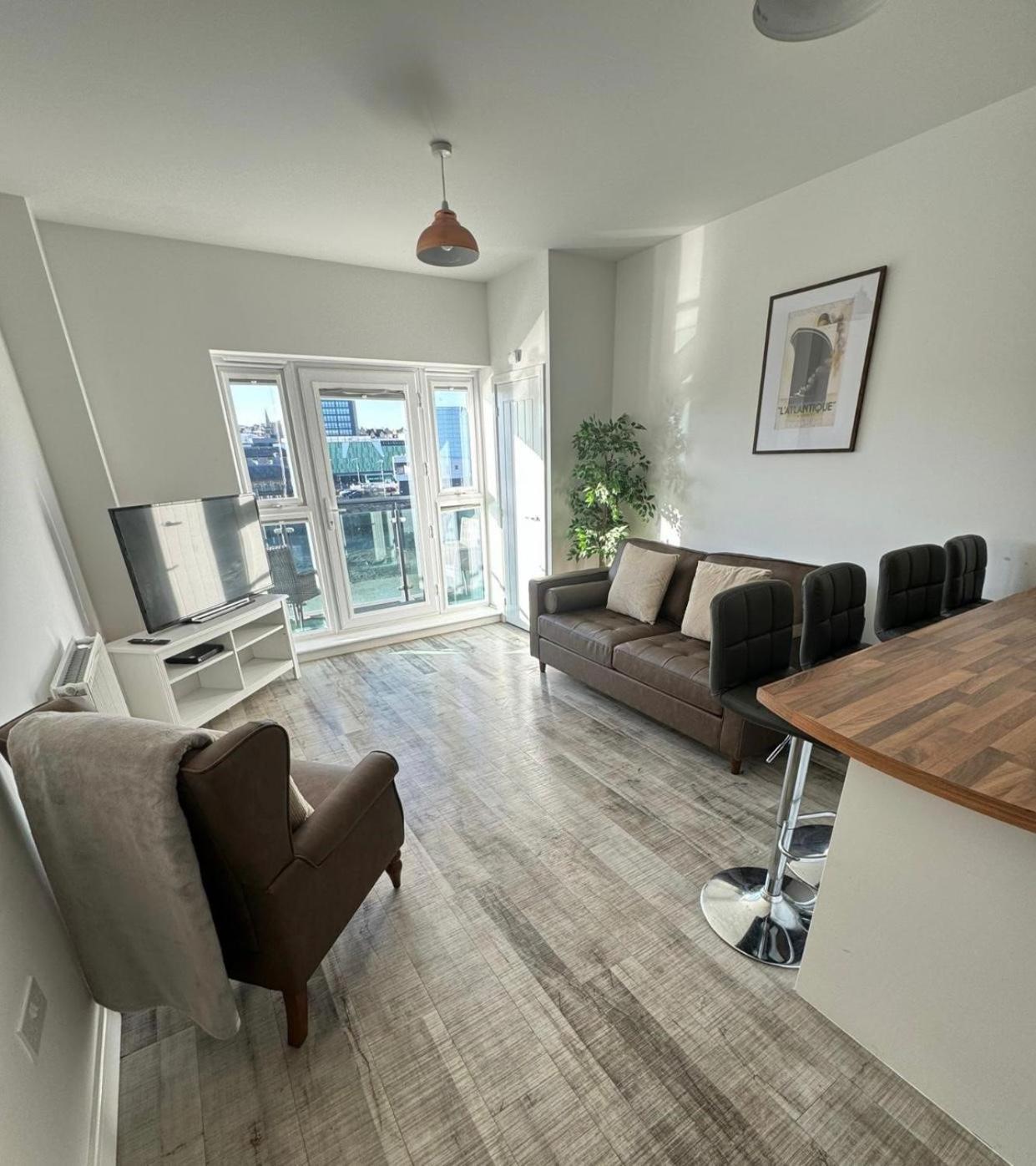 Raphael Heights Apartment Newport  Bagian luar foto